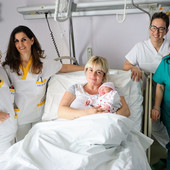 La prima nata del 2024 al Cardinal Massaia. Ginevra con la mamma e lo staff dell'Ostetricia e Ginecologia (MerfePhoto)