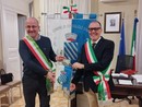 Il sindaco di Costigliole d'Asti Enrico Alessandro Cavallero (a destra nell'immagine) con il collega saluzzese Fabrizio Nasi