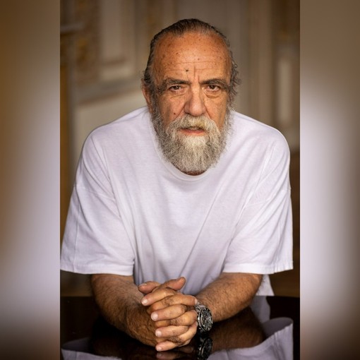 Giobbe Covatta chiude la stagione del Teatro Alfieri con un bilancio dei suoi quarant'anni di carriera