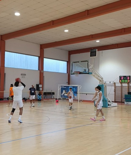 Prima vittoria per la Gieffe Scuola Basket Asti: Fossano si arrende 83-78 Prima vittoria per la Gieffe Scuola Basket Asti: Fossano si arrende 83-78