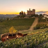 Il belvedere affacciato su Vigna Gustava e sul castello di Grinzane Cavour Il belvedere affacciato su Vigna Gustava e sul castello di Grinzane Cavour