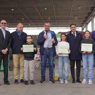 Foto di gruppo per i vincitori e gli amministratori intervenuti