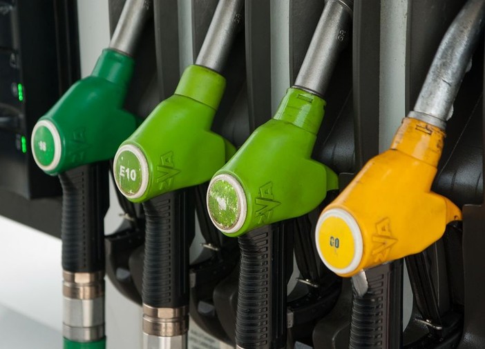Caro carburanti, Eni conferma il tetto ai prezzi fino alla fine anno Caro carburanti, Eni conferma il tetto ai prezzi fino alla fine anno