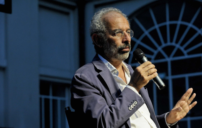 Gad Lerner ritratto da Franco Rabino durante un incontro di Passepartout