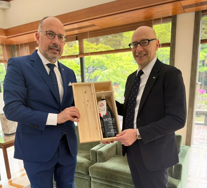 Rasero e l'ambasciatore con una Magnum di Moscato d'Asti