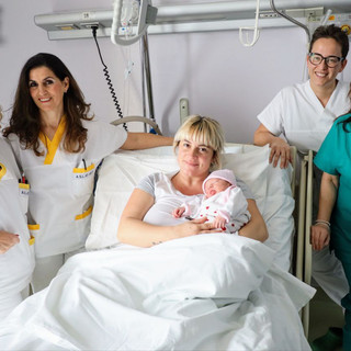 La prima nata del 2024 al Cardinal Massaia. Ginevra con la mamma e lo staff dell'Ostetricia e Ginecologia (MerfePhoto)