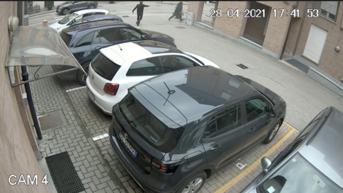 Le immagini riprese dal sistema di videosorveglianza della gioielleria di Gallo Grinzane Le immagini riprese dal sistema di videosorveglianza della gioielleria di Gallo Grinzane