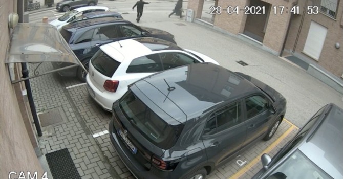 Le immagini riprese dal sistema di videosorveglianza della gioielleria di Gallo Grinzane