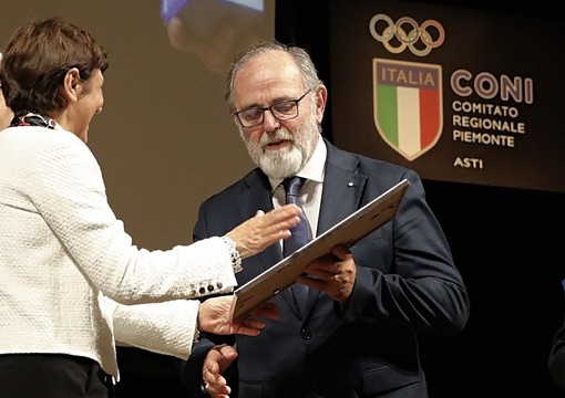 Nell'immagine (ph. Merfephoto - Efrem Zanchettin), Gianuzzi riceve dal questore di Asti Marina di Donato l’onorificenza della Stella Al Merito Sportivo durante la serata dei Premi Coni 2024