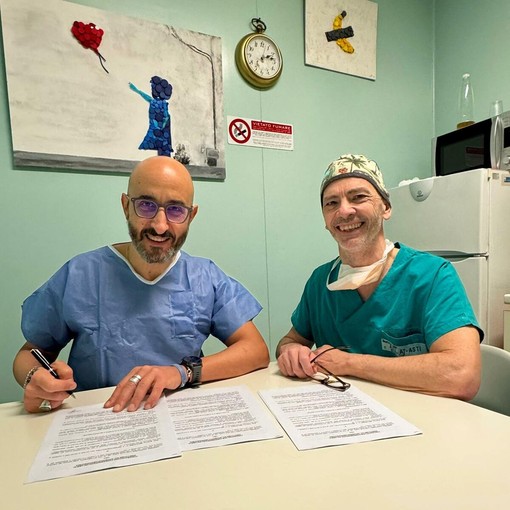 Il direttore generale dell’Asl AT Giovanni Gorgoni con il nuovo primario di Otorinolaringoiatria, Roberto Briatore, dopo la firma del contratto Il direttore generale dell’Asl AT Giovanni Gorgoni con il nuovo primario di Otorinolaringoiatria, Roberto Briatore, dopo la firma del contratto