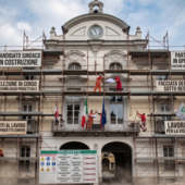 Prendendo spunto dal reale cantiere del Municipio, abbiamo immaginato un metaforico "cantiere delle idee" per l'elaborazione delle candidature a sindaco (immagine generata mediante software di intelligenza artificiale) Prendendo spunto dal reale cantiere del Municipio, abbiamo immaginato un metaforico "cantiere delle idee" per l'elaborazione delle candidature a sindaco (immagine generata mediante software di intelligenza artificiale)
