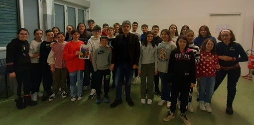 Studenti e studentesse della redazione con, al centro della foto, il giornalista Gabriele Massaro