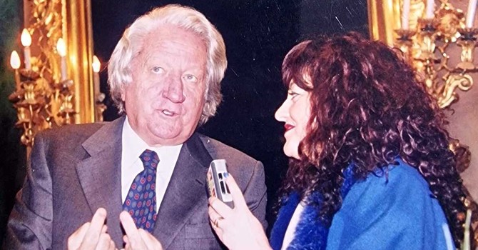 Giorgio Forattini, ad Asti per ricevere la cittadinanza onoraria, intervistato dalla collega Betty Martinelli