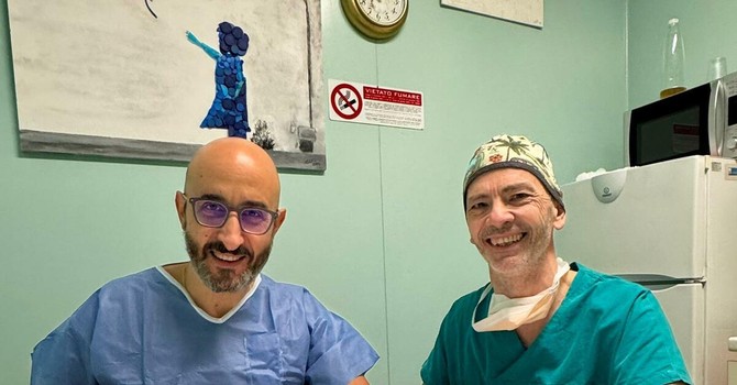 Il direttore generale dell’Asl AT Giovanni Gorgoni con il nuovo primario di Otorinolaringoiatria, Roberto Briatore, dopo la firma del contratto