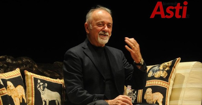 Giorgio Faletti ritratto in un'immagine d'archivio Giorgio Faletti ritratto in un'immagine d'archivio