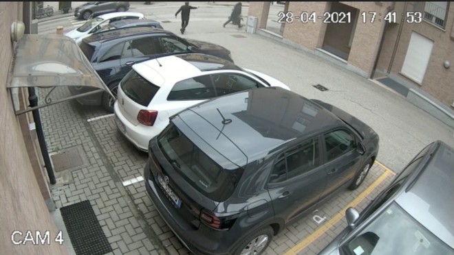 Le immagini riprese dal sistema di videosorveglianza della gioielleria di Gallo Grinzane Le immagini riprese dal sistema di videosorveglianza della gioielleria di Gallo Grinzane