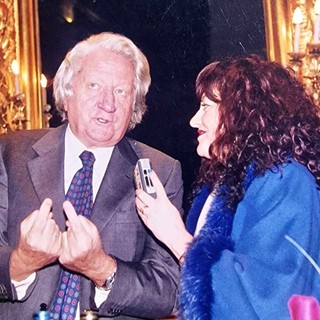 Giorgio Forattini, ad Asti per ricevere la cittadinanza onoraria, intervistato dalla collega Betty Martinelli