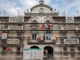 Prendendo spunto dal reale cantiere del Municipio, abbiamo immaginato un metaforico "cantiere delle idee" per l'elaborazione delle candidature a sindaco (immagine generata mediante software di intelligenza artificiale)