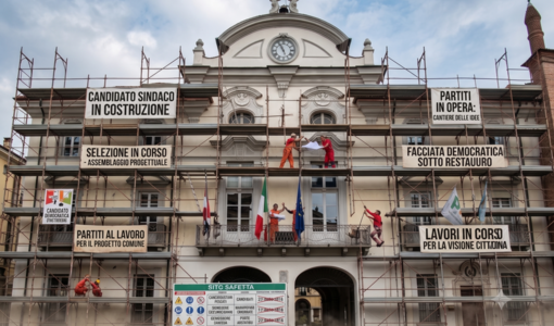 Prendendo spunto dal reale cantiere del Municipio, abbiamo immaginato un metaforico "cantiere delle idee" per l'elaborazione delle candidature a sindaco (immagine generata mediante software di intelligenza artificiale)