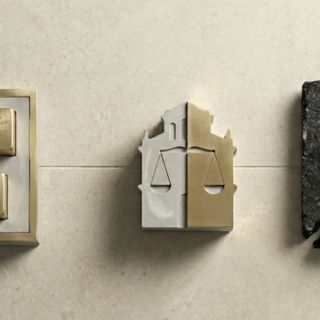 Un immagine-simbolo per ciascun mese: pietre d'inciampo per gennaio, la bilancia della Giustizia per febbraio e vite spezzate sulla strada per marzo