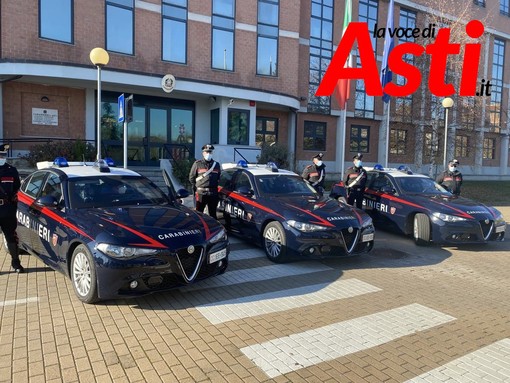 Le tre nuove auto di servizio schierate nel cortile del Comando provinciale di Asti
