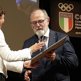 Nell'immagine (ph. Merfephoto - Efrem Zanchettin), Gianuzzi riceve dal questore di Asti Marina di Donato l’onorificenza della Stella Al Merito Sportivo durante la serata dei Premi Coni 2024