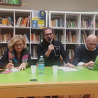 Bera (al centro) ritratto in occasione di un precedente incontro canellese