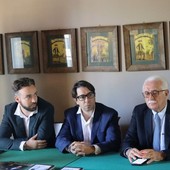 Un momento della presentazione con, da sinistra a destra: Alessandro Tarricone, Gianluca Tordi e il professor Giorgio Calabrese Un momento della presentazione con, da sinistra a destra: Alessandro Tarricone, Gianluca Tordi e il professor Giorgio Calabrese