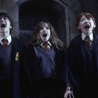 Un frame tratto da Harry Potter e la pietra filosofale con gli allora (2001) giovanissimi protagonisti