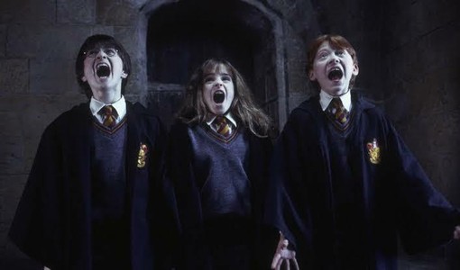 Un frame tratto da Harry Potter e la pietra filosofale con gli allora (2001) giovanissimi protagonisti Un frame tratto da Harry Potter e la pietra filosofale con gli allora (2001) giovanissimi protagonisti