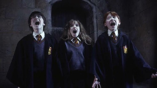Un frame tratto da Harry Potter e la pietra filosofale con gli allora (2001) giovanissimi protagonisti