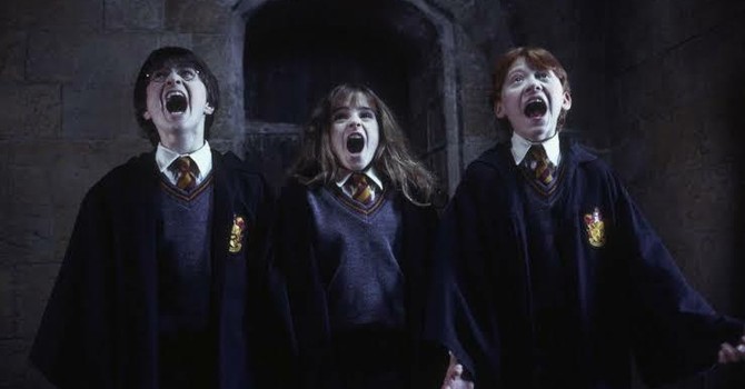 Un frame tratto da Harry Potter e la pietra filosofale con gli allora (2001) giovanissimi protagonisti