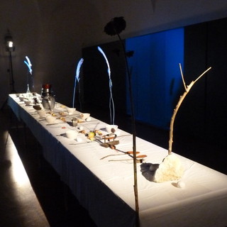 L'installazione &quot;La mensa di San Francesco&quot;, tavola &quot;francescana&quot; apparecchiata con elementi naturali come rami, foglie e piume che verrà allestita allo Spazio Kor