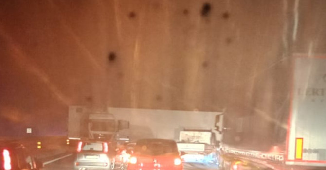 Notte di passione in autostrada: tir di traverso manda in tilt il traffico
