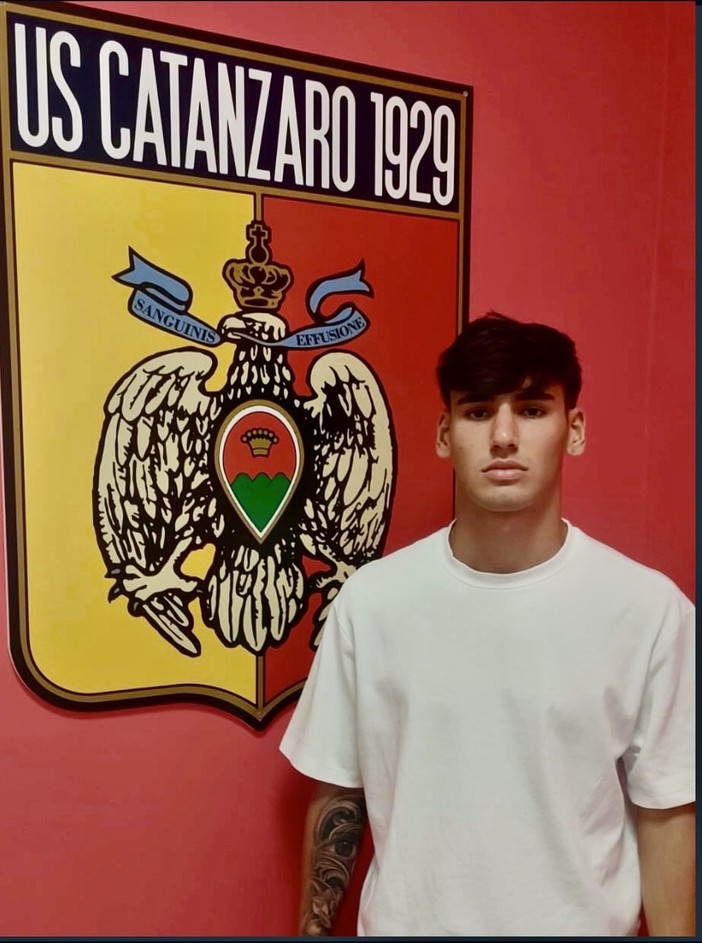 Manuel Ribellino (difensore classe 2009), vestirà la maglia del Catanzaro dopo le ultime due stagioni con quella dell’Asti Manuel Ribellino (difensore classe 2009), vestirà la maglia del Catanzaro dopo le ultime due stagioni con quella dell’Asti