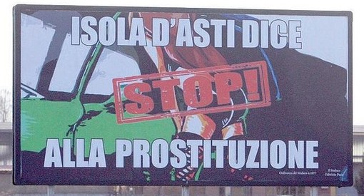 La campagna d'affissione, risalente al 2014, promossa dal Comune di Isola d'Asti