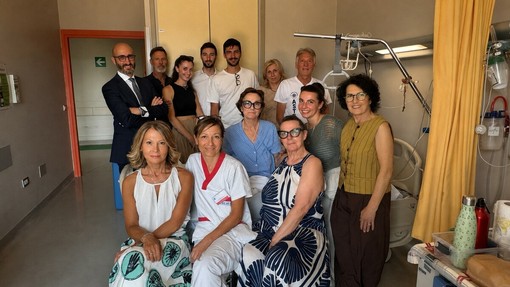 Rita Pujia con i figli Matteo e Lorenzo, la sorella Anna e altri familiari, i volontari dell'Astro ODV Antonio Chies e Paola Gallesio, il direttore generale dell'Asl AT Giovanni Gorgoni, Manuela Cazzulo (coordinatrice infermieristica dell'Oncologia), Roberta Favrin (ufficio stampa e comunicazione Asl AT)