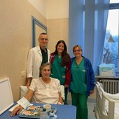 Lo staff dell'ospedale con la paziente