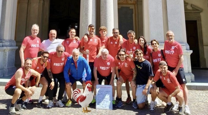 La “delegazione” dei galletti davanti al Santuario di Crea