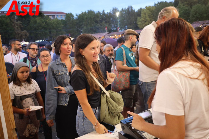 Interpellanza di sette gruppi consiliari sulla trasparenza dei conti delle Sagre 2025 e sull’accordo Comune-Consorzio Barbera Interpellanza di sette gruppi consiliari sulla trasparenza dei conti delle Sagre 2025 e sull’accordo Comune-Consorzio Barbera