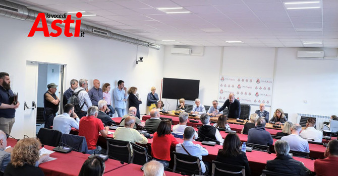 L'immagine fa riferimento all'incontro, risalente al maggio 2025, tra l'Amministrazione comunale e i proprietari degli alloggi di Cascina Volta