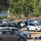 Le auto di alcuni dei partecipanti al festival musicale tramutatasi in tragedia Le auto di alcuni dei partecipanti al festival musicale tramutatasi in tragedia
