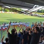 I giocatori del Bra sotto la gradinata degli ultras giallorossi I giocatori del Bra sotto la gradinata degli ultras giallorossi