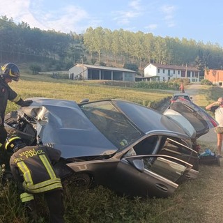 I vigili del fuoco al lavoro sull'auto incidentata in strada per Azzano