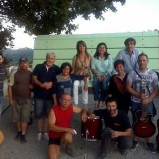 Un'immagine dell'inaugurazione della panchina, risalente al 2016