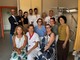 Rita Pujia con i figli Matteo e Lorenzo, la sorella Anna e altri familiari, i volontari dell'Astro ODV Antonio Chies e Paola Gallesio, il direttore generale dell'Asl AT Giovanni Gorgoni, Manuela Cazzulo (coordinatrice infermieristica dell'Oncologia), Roberta Favrin (ufficio stampa e comunicazione Asl AT)