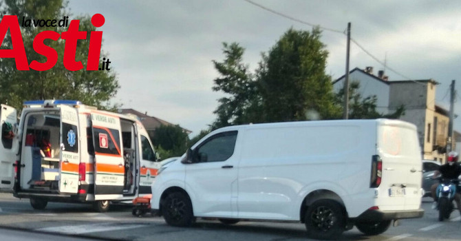 Viabilità paralizzata in corso Casale per un incidente tra moto e furgone Viabilità paralizzata in corso Casale per un incidente tra moto e furgone