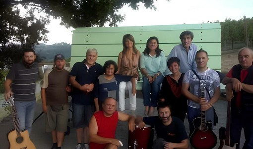 Un'immagine dell'inaugurazione della panchina, risalente al 2016