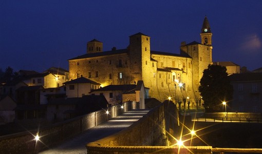 Una suggestiva immagine notturna del castello di Monastero Bormida