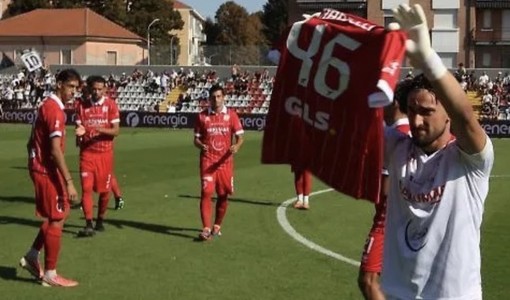 La maglia 46 di Giacomo Ghiardelli, portata dal capitano biancorosso Silvio Brustolin ieri (dal profilo ASD Asti) La maglia 46 di Giacomo Ghiardelli, portata dal capitano biancorosso Silvio Brustolin ieri (dal profilo ASD Asti)